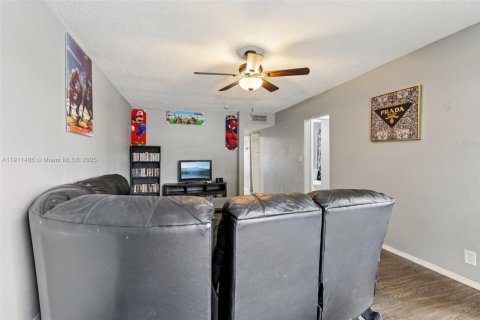 Купить виллу или дом в Уэст-Палм-Бич, Флорида 4 комнаты, 119.29м2, № 1967512 - фото 12