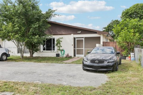 Купить виллу или дом в Уэст-Палм-Бич, Флорида 4 комнаты, 119.29м2, № 1967512 - фото 3