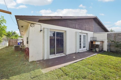 Купить виллу или дом в Уэст-Палм-Бич, Флорида 4 комнаты, 119.29м2, № 1967512 - фото 29