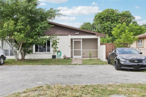 Купить виллу или дом в Уэст-Палм-Бич, Флорида 4 комнаты, 119.29м2, № 1967512 - фото 2