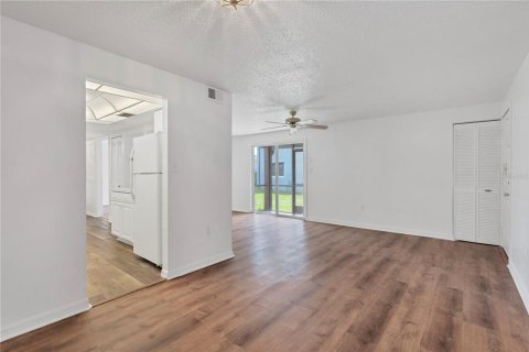 Condo in Port Charlotte, Florida, 2 bedrooms № 2395975 - photo 6