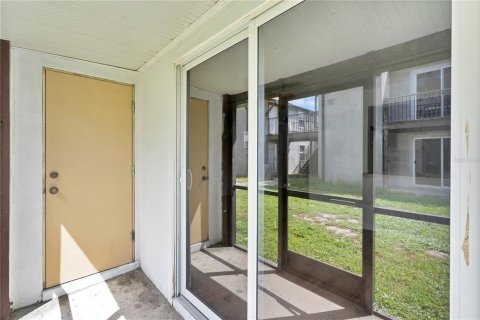 Condo in Port Charlotte, Florida, 2 bedrooms № 2395975 - photo 18