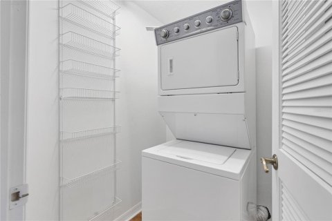 Condo in Port Charlotte, Florida, 2 bedrooms № 2395975 - photo 10