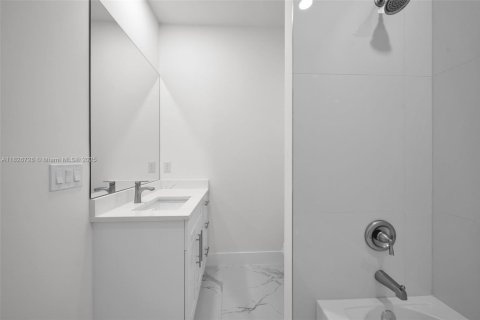 Casa en venta en Lehigh Acres, Florida, 3 dormitorios, 159.7 m2 № 2022342 - foto 16