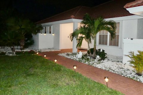 House in Plantation, Florida 4 bedrooms, 195.28 sq.m. № 1772696 - photo 8