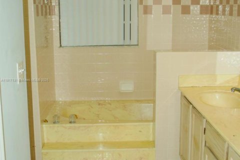 House in Plantation, Florida 4 bedrooms, 195.28 sq.m. № 1772696 - photo 21