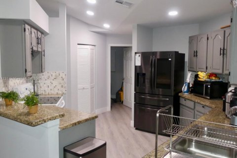 House in Plantation, Florida 4 bedrooms, 195.28 sq.m. № 1772696 - photo 12