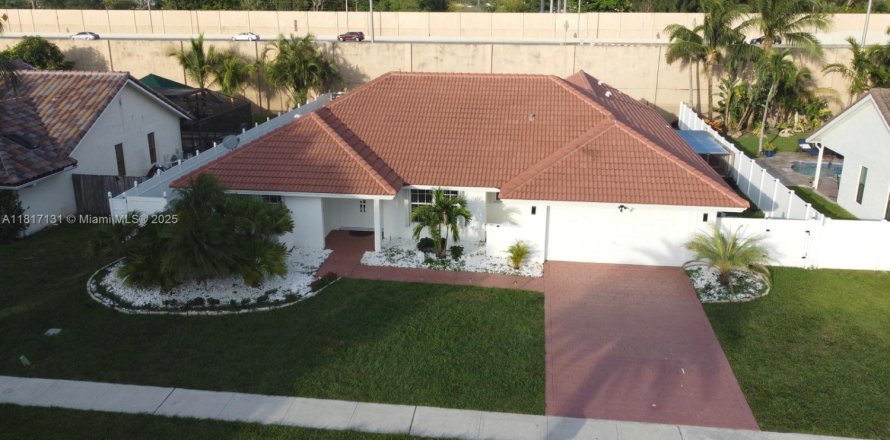House in Plantation, Florida 4 bedrooms, 195.28 sq.m. № 1772696