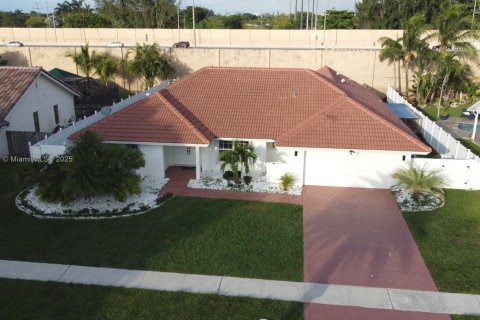 House in Plantation, Florida 4 bedrooms, 195.28 sq.m. № 1772696 - photo 4
