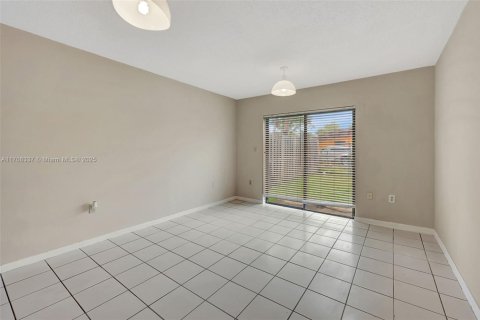 Copropriété à vendre à North Miami Beach, Floride: 2 chambres, 125.23 m2 № 1811210 - photo 17