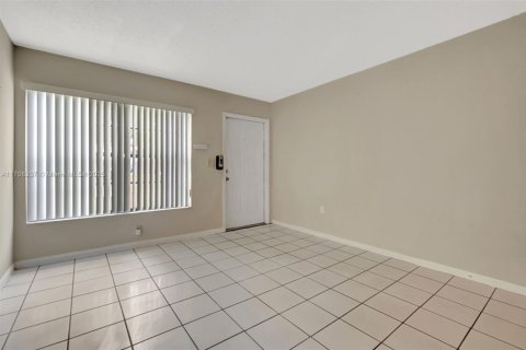Copropriété à vendre à North Miami Beach, Floride: 2 chambres, 125.23 m2 № 1811210 - photo 8