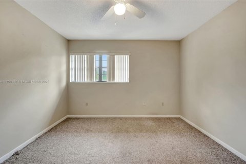 Copropriété à vendre à North Miami Beach, Floride: 2 chambres, 125.23 m2 № 1811210 - photo 29