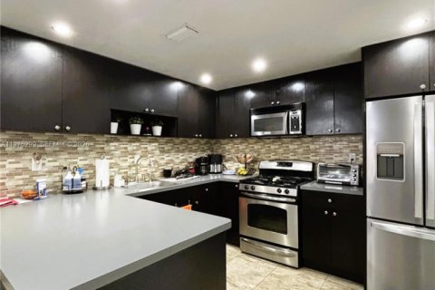 Condo in Miami, Florida, 3 bedrooms  № 2042689 - photo 10