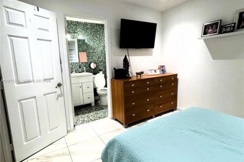 Condo in Miami, Florida, 3 bedrooms  № 2042689 - photo 9