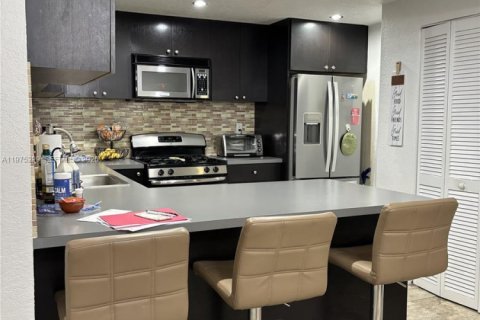 Condo in Miami, Florida, 3 bedrooms  № 2042689 - photo 11