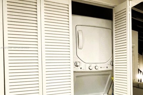 Condo in Miami, Florida, 3 bedrooms  № 2042689 - photo 12