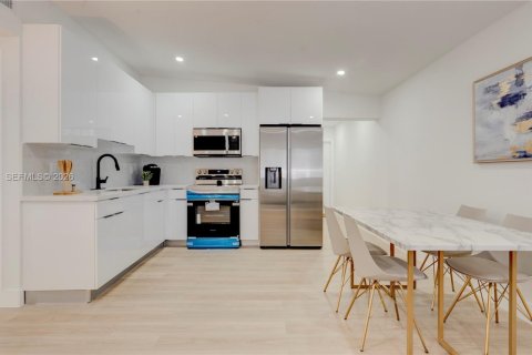 House in Oakland Park, Florida 4 bedrooms, 109.62 sq.m. № 2020760 - photo 7