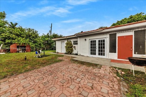 Commercial property in Hallandale Beach, Florida № 1776064 - photo 1