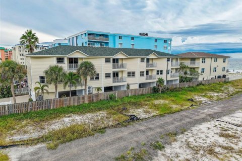 Villa ou maison à vendre à Indian Shores, Floride: 3 chambres, 183.85 m2 № 2398484 - photo 3