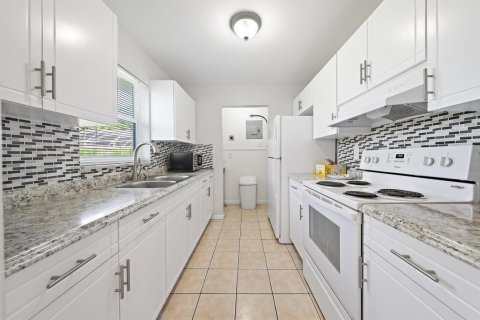 House in Lake Worth, Florida 3 bedrooms, 92.9 sq.m. № 2389940 - photo 7