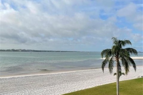 Condo in Clearwater, Florida, 2 bedrooms  № 212677 - photo 14