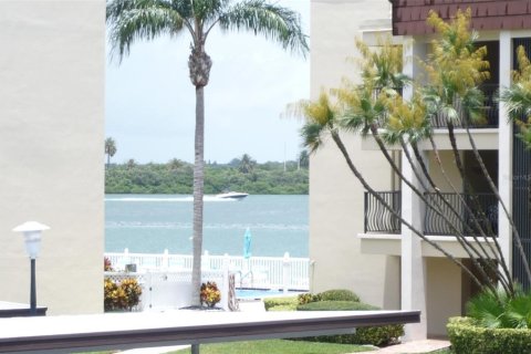 Condo in Clearwater, Florida, 2 bedrooms  № 212677 - photo 2