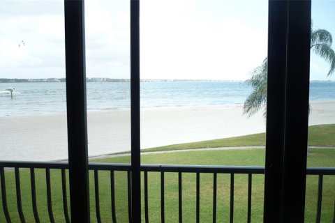 Condo in Clearwater, Florida, 2 bedrooms  № 212677 - photo 17