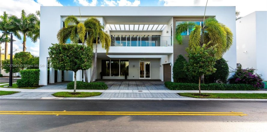 House in Doral, Florida 6 bedrooms, 452.81 sq.m. № 1870067
