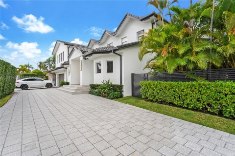 House in Hallandale Beach, Florida 5 bedrooms, 552.68 sq.m. № 1989937 - photo 4
