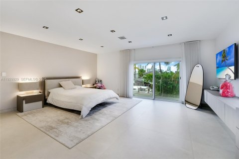 House in Hallandale Beach, Florida 5 bedrooms, 552.68 sq.m. № 1989937 - photo 9