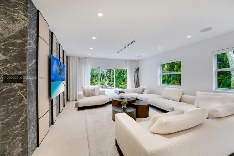 House in Hallandale Beach, Florida 5 bedrooms, 552.68 sq.m. № 1989937 - photo 5