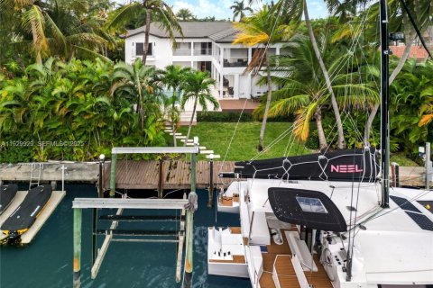 House in Hallandale Beach, Florida 5 bedrooms, 552.68 sq.m. № 1989937 - photo 22