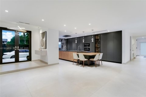 House in Hallandale Beach, Florida 5 bedrooms, 552.68 sq.m. № 1989937 - photo 6
