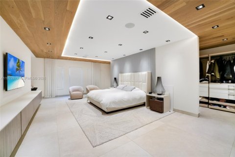 House in Hallandale Beach, Florida 5 bedrooms, 552.68 sq.m. № 1989937 - photo 11