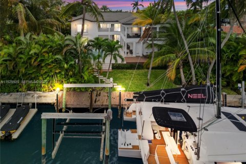 House in Hallandale Beach, Florida 5 bedrooms, 552.68 sq.m. № 1989937 - photo 2