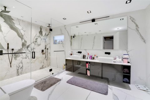 House in Hallandale Beach, Florida 5 bedrooms, 552.68 sq.m. № 1989937 - photo 10