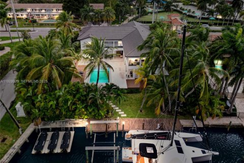 House in Hallandale Beach, Florida 5 bedrooms, 552.68 sq.m. № 1989937 - photo 21