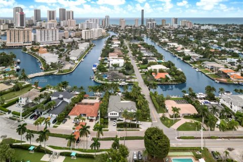 House in Hallandale Beach, Florida 5 bedrooms, 552.68 sq.m. № 1989937 - photo 17