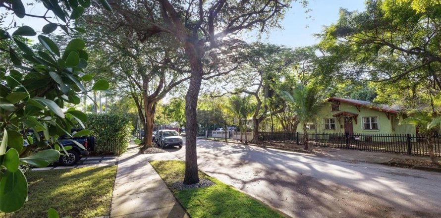House in Miami, Florida 3 bedrooms, 176.61 sq.m. № 2126024