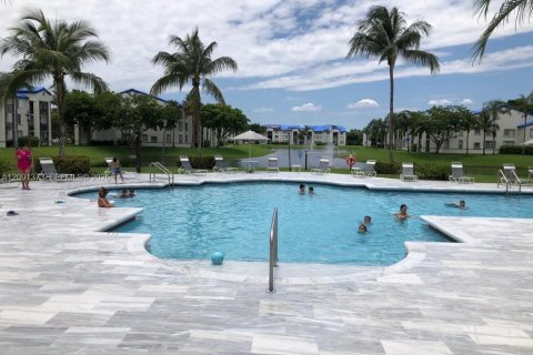 Condo in Doral, Florida, 2 bedrooms  № 2375355 - photo 11