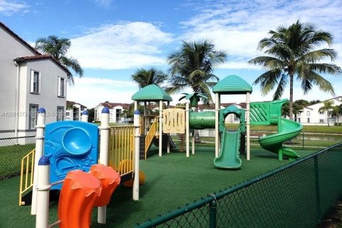 Condo in Doral, Florida, 2 bedrooms  № 2375355 - photo 12