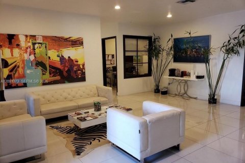 Condo in Doral, Florida, 2 bedrooms  № 2375355 - photo 2