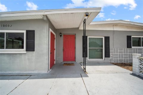 House in Port Richey, Florida 3 bedrooms, 154.31 sq.m. № 1676015 - photo 1