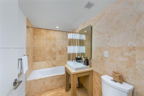 Condo in Miami Beach, Florida, 3 bedrooms  № 2022988 - photo 15