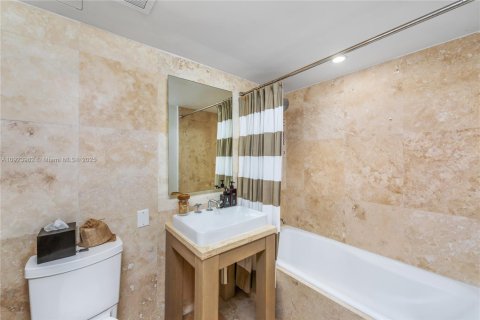 Condo in Miami Beach, Florida, 3 bedrooms  № 2022988 - photo 11