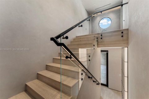 Villa ou maison à vendre à Miami, Floride: 5 chambres, 489.22 m2 № 1991020 - photo 15