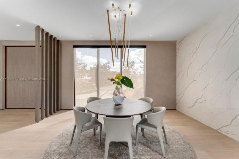 Villa ou maison à vendre à Miami, Floride: 5 chambres, 489.22 m2 № 1991020 - photo 13