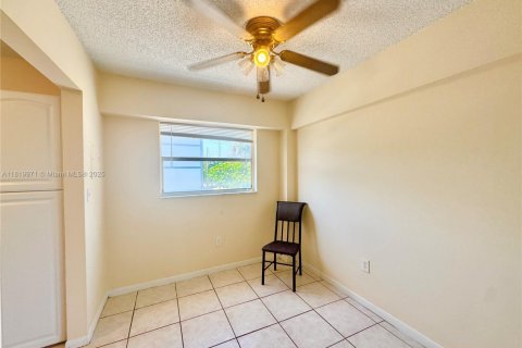 Condo in North Miami Beach, Florida, 2 bedrooms  № 1937769 - photo 10