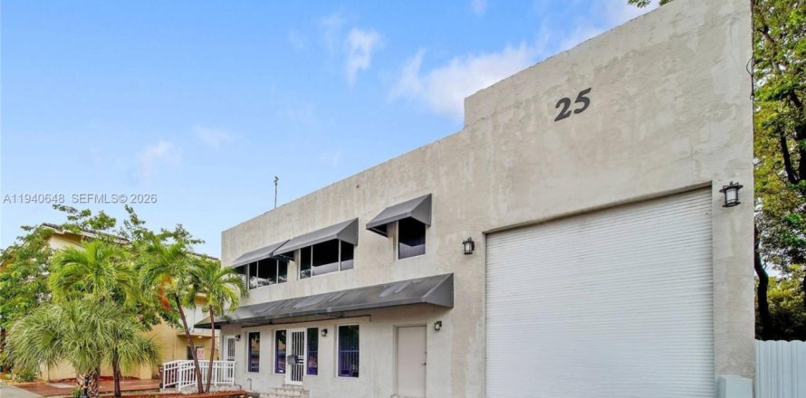 Коммерческая недвижимость в Хайалиа, Флорида № 1998230