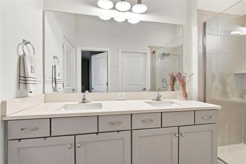 House in Tampa, Florida 3 bedrooms, 183.85 sq.m. № 2403416 - photo 8